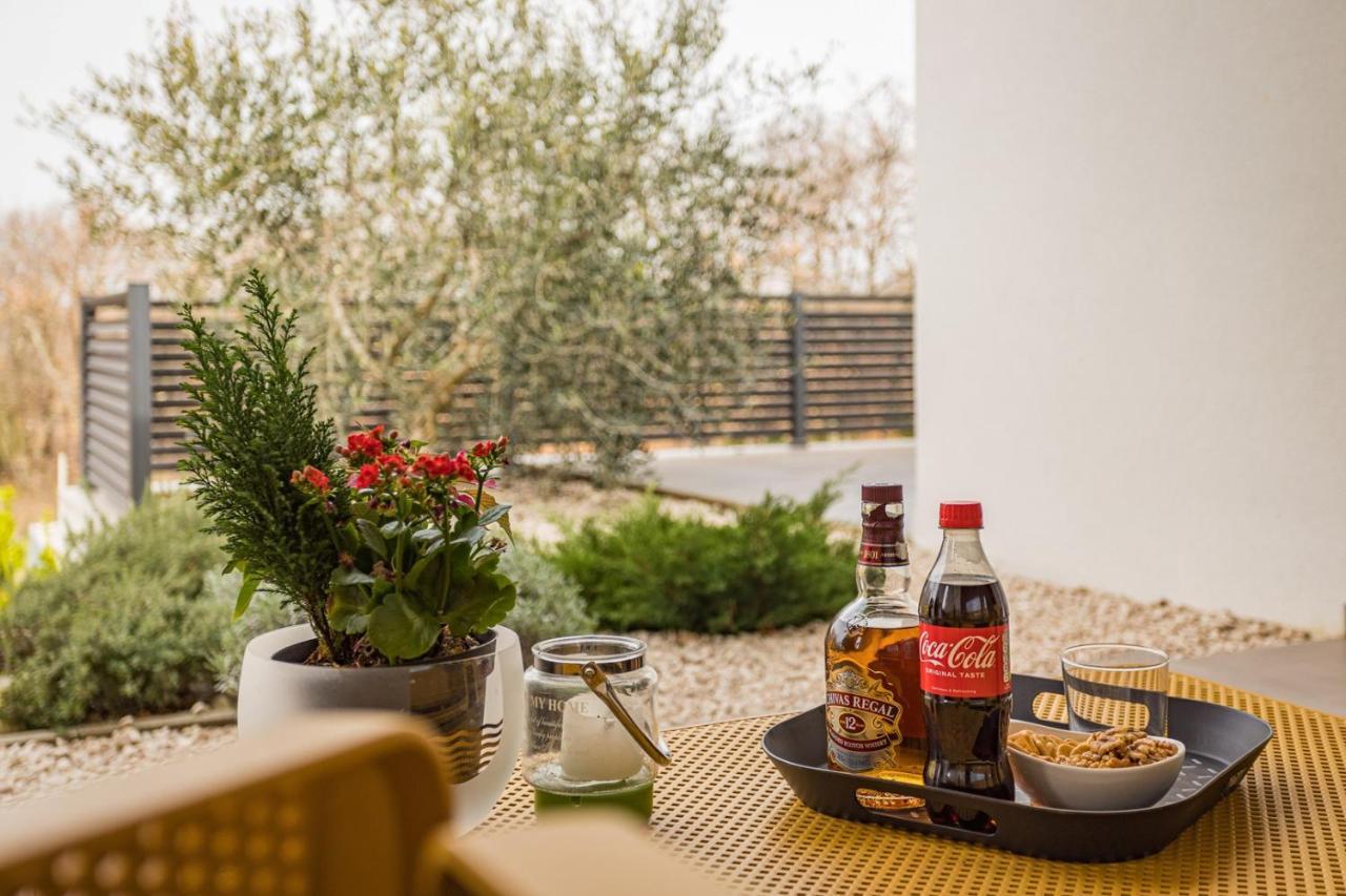 Apartments Bijou With Big Private Garden Near Umag Vilanija Luaran gambar